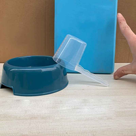 Cuillère de nourriture transparente pour chiens et chats avec marques de mesure. Plastique durable, manche ergonomique, facile à nettoyer. Idéale pour aliments secs, humides, compléments et lait en poudre