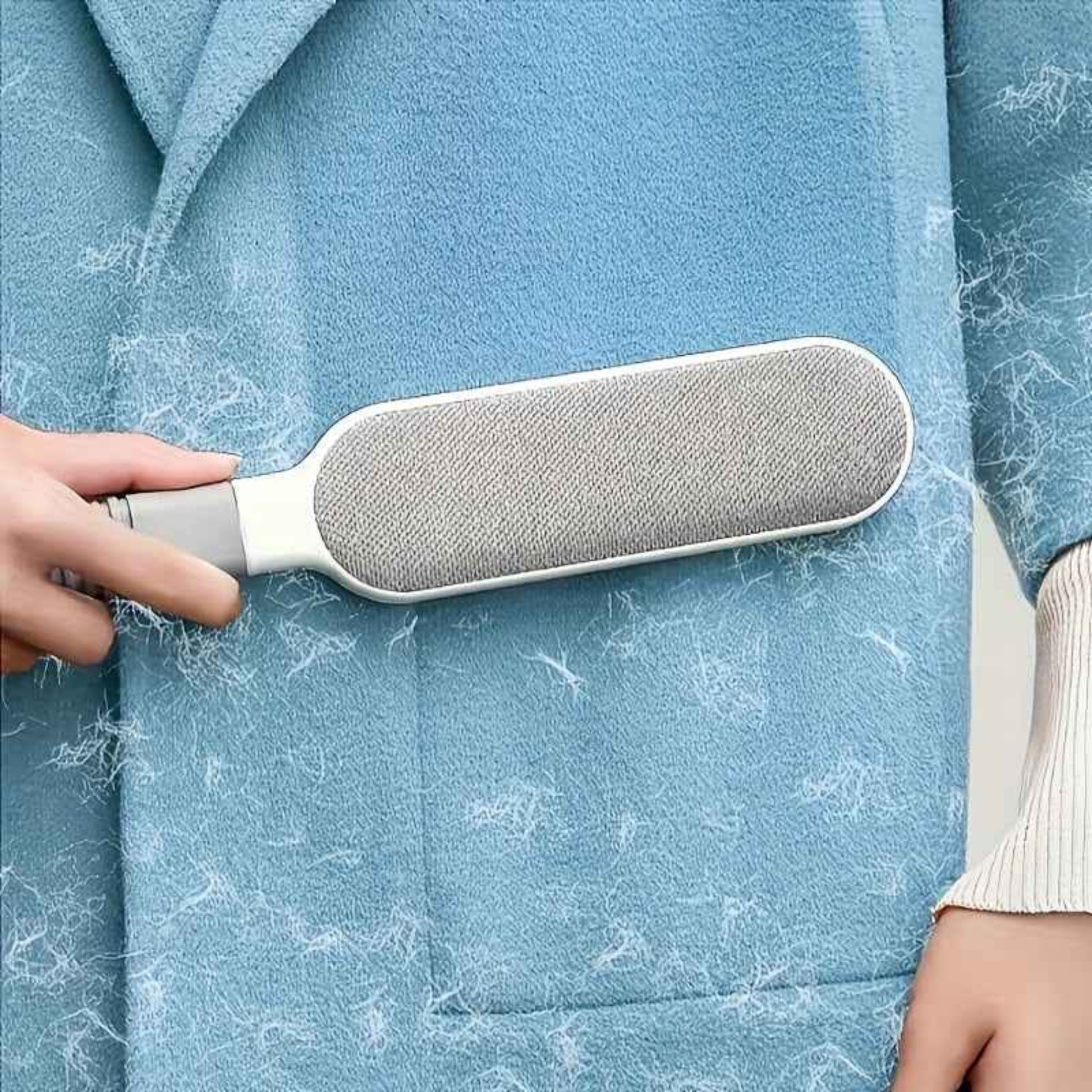 Brosse anti‑poils réutilisable double face. Anti‑statique, enlève les poils de chats et chiens sur vêtements, canapé, meubles, literie et tapis. Polypropylène durable, sans alimentation.