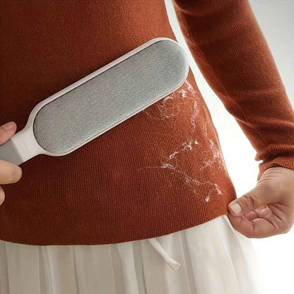 Brosse anti‑poils réutilisable double face. Anti‑statique, enlève les poils de chats et chiens sur vêtements, canapé, meubles, literie et tapis. Polypropylène durable, sans alimentation.