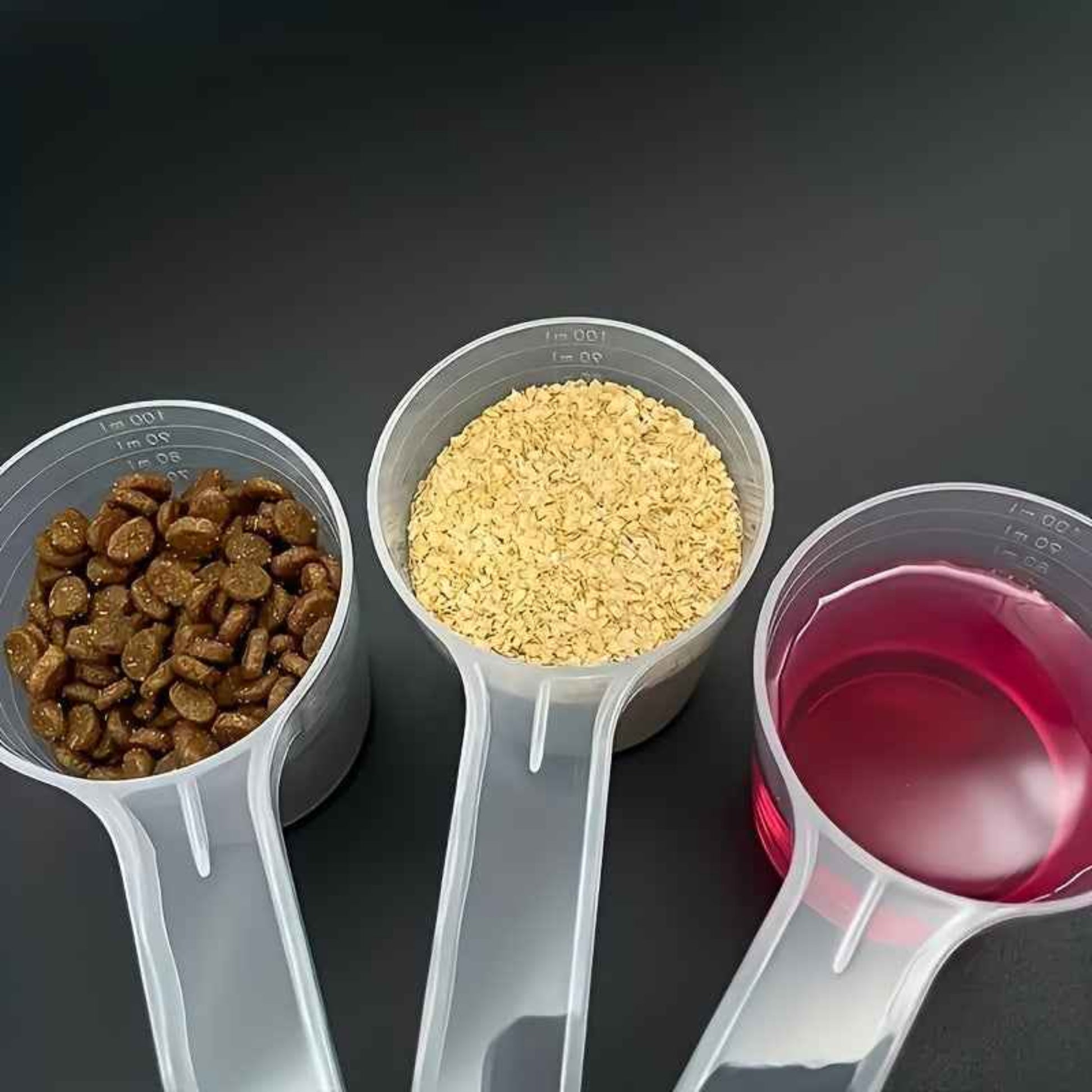 Cuillère de nourriture transparente pour chiens et chats avec marques de mesure. Plastique durable, manche ergonomique, facile à nettoyer. Idéale pour aliments secs, humides, compléments et lait en poudre