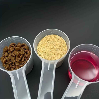 Cuillère de nourriture transparente pour chiens et chats avec marques de mesure. Plastique durable, manche ergonomique, facile à nettoyer. Idéale pour aliments secs, humides, compléments et lait en poudre