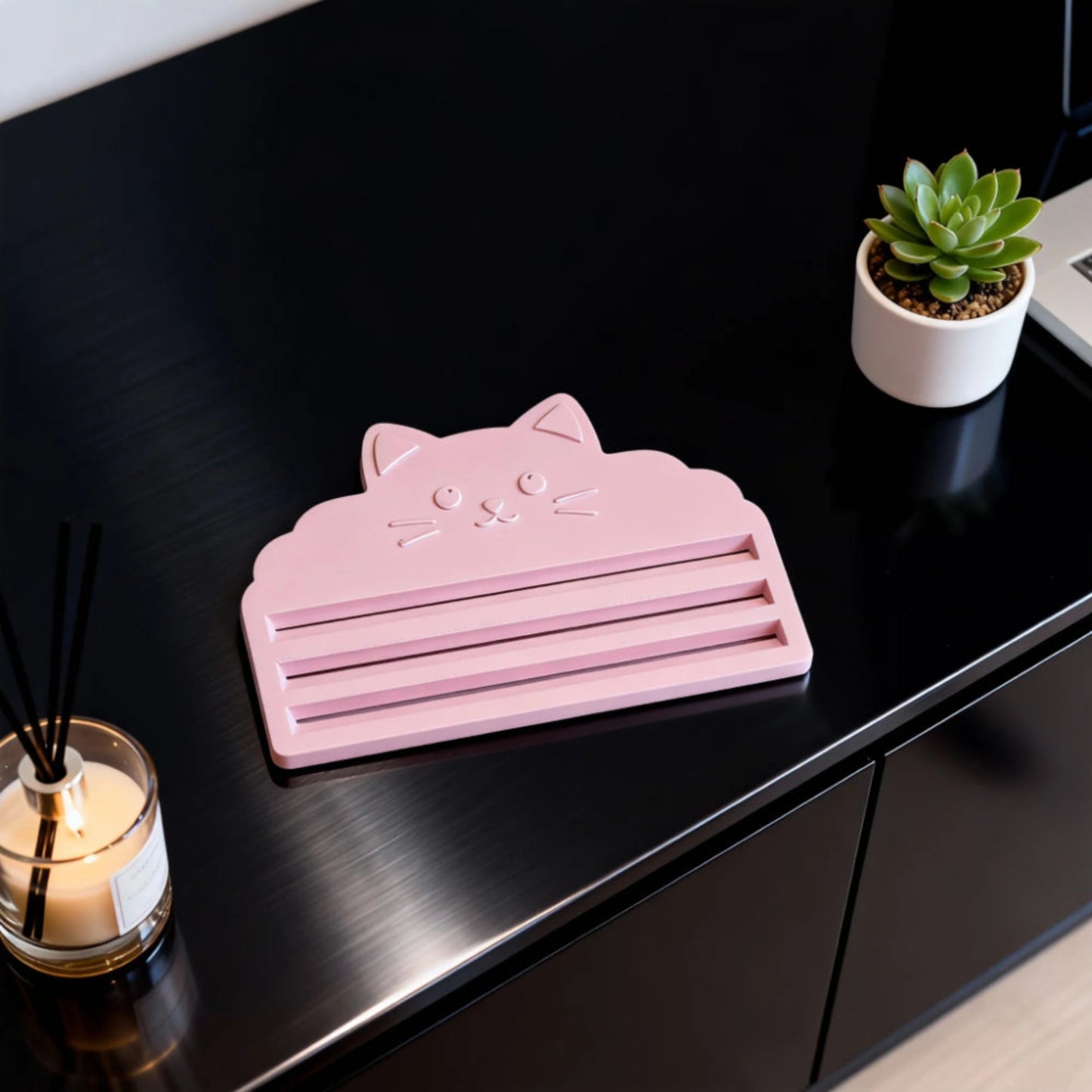 Presse‑aliments pour chat et chien. Presse efficacement les sachets, évite le gaspillage, facile à nettoyer, sans pile, compatible avec tous types de sachets alimentaires.